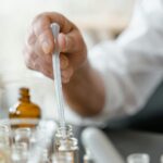 Acizii exfolianți (AHA/BHA): cum îi folosești corect