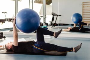 Exerciții de kinetoterapie într-un program de reabilitare medicală