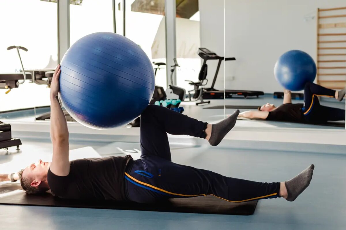 Exerciții de kinetoterapie într-un program de reabilitare medicală